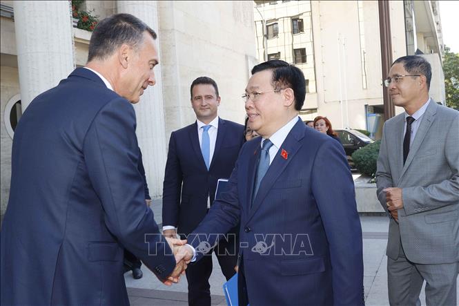 Chủ tịch Quốc hội Vương Đình Huệ và ông Dimitar Nikolov, Thị trưởng thành phố Burgas. Ảnh: Doãn Tấn – TTXVN
