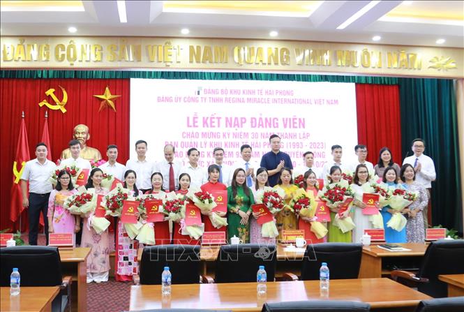 Lãnh đạo Ban quản lý Khu kinh tế Hải Phòng, Đảng ủy Khu kinh tế Hải Phòng và Lãnh đạo Công ty TNHH Regina Miracle International Việt Nam chụp ảnh với các đảng viên. Ảnh: Minh Thu- TTXVN