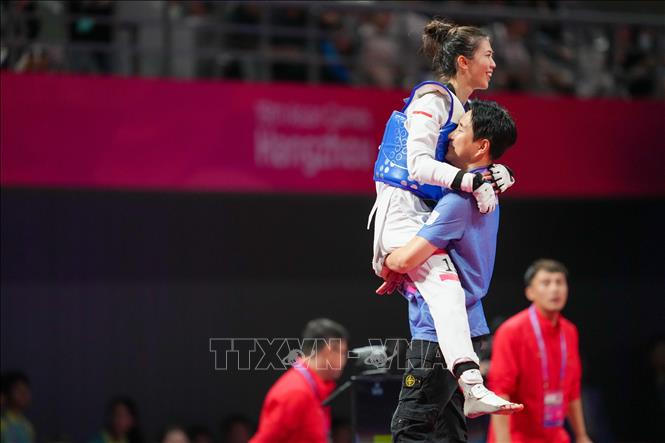 Nữ võ sĩ Thái Lan Panipak Wongpattanakit (trái) ăn mừng Huy chương Vàng Taekwondo, hạng cân 49kg, tại ASIAD 2023 ở Hàng Châu, Trung Quốc, ngày 25/9/2023. Ảnh: THX/TTXVN