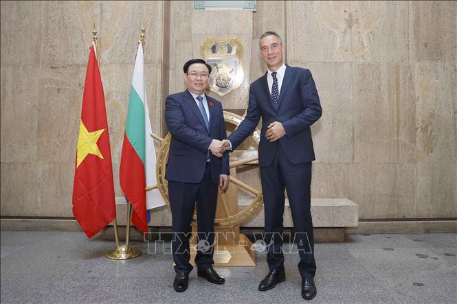 Chủ tịch Quốc hội Vương Đình Huệ và ông Dimitar Nikolov, Thị trưởng thành phố Burgas. Ảnh: Doãn Tấn – TTXVN