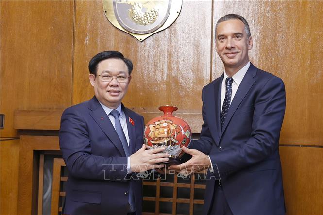 Chủ tịch Quốc hội Vương Đình Huệ tặng quà lưu niệm ông Dimitar Nikolov, Thị trưởng thành phố Burgas. Ảnh: Doãn Tấn – TTXVN