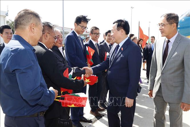Delegates welcome NA Chairman Vuong Dinh Hue at the airport. VNA Photo: Doãn Tấn