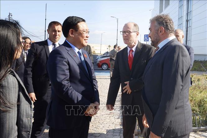 Leaders of the Port of Burgas welcome NA Chairman Vuong Dinh Hue. VNA Photo: Doãn Tấn