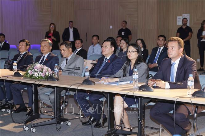NA Chairman Vuong Dinh Hue listens to an introduction of the Port of Burgas. VNA Photo: Doãn Tấn