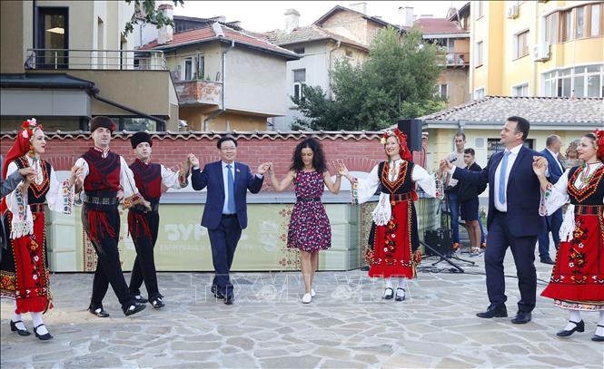 NA Chairman Vuong Dinh Hue joins in a dance with performers at the Ethnographic Museum in Burgas city. VNA Photo: Doãn Tấn