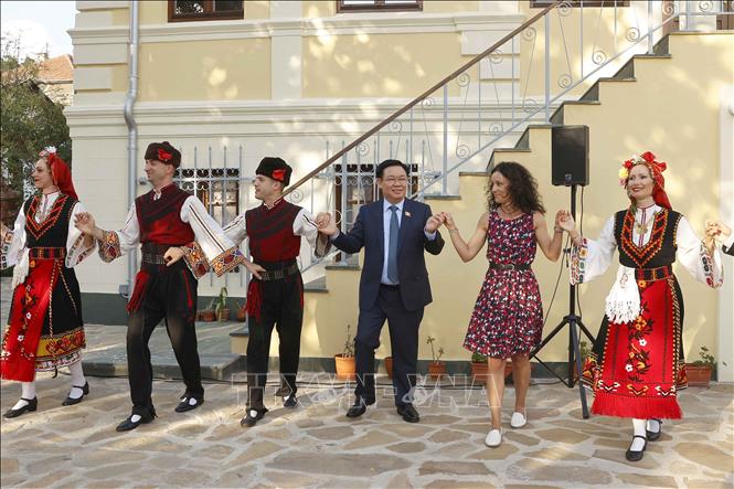 NA Chairman Vuong Dinh Hue joins in a dance with performers at the Ethnographic Museum in Burgas city. VNA Photo: Doãn Tấn