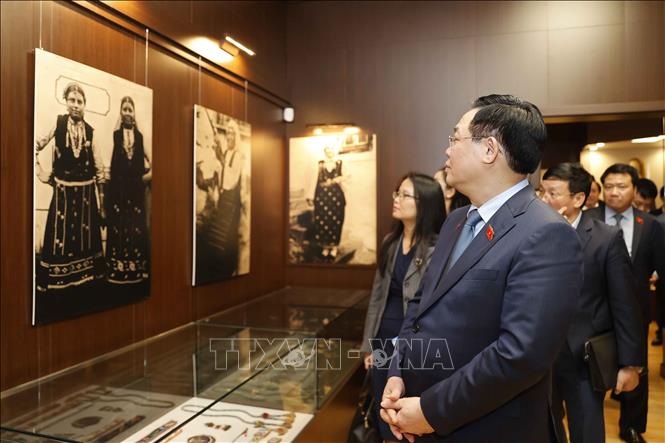 NA Chairman Vuong Dinh Hue visits the Ethnographic Museum in Burgas city. VNA Photo: Doãn Tấn