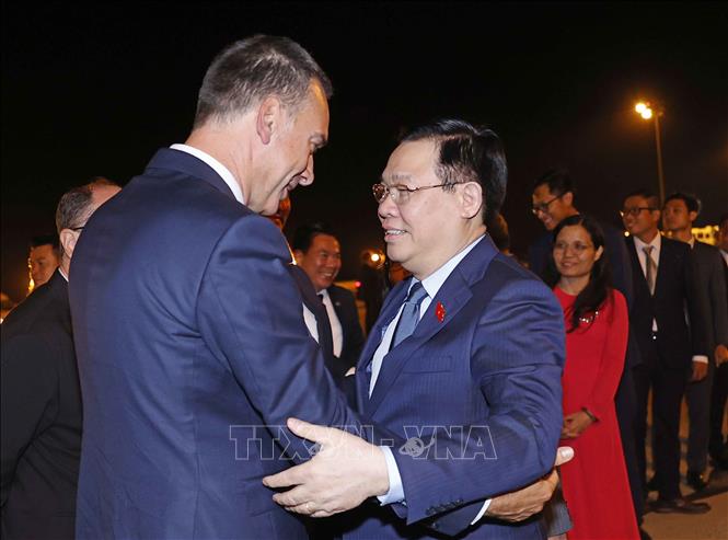 Ông Dimitar Nikolov, Thị trưởng thành phố Burgas tiễn Chủ tịch Quốc hội Vương Đình Huệ tại sân bay thành phố Burgas (Bulgaria). Ảnh: Doãn Tấn - TTXVN
