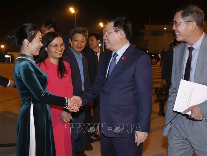 Cán bộ Đại sứ quán Việt Nam tiễn Chủ tịch Quốc hội Vương Đình Huệ tại sân bay thành phố Burgas (Bulgaria). Ảnh: Doãn Tấn - TTXVN