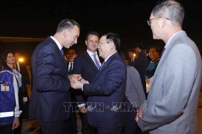 Ông Dimitar Nikolov, Thị trưởng thành phố Burgas tiễn Chủ tịch Quốc hội Vương Đình Huệ tại sân bay thành phố Burgas (Bulgaria). Ảnh: Doãn Tấn - TTXVN
