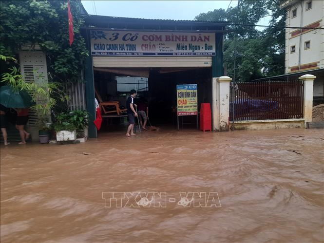 Nhiều nhà dân và các cơ quan đơn vị tại khối 1 thị trấn Mường Xén, huyện Kỳ Sơn (Nghệ An) bị chia cắt do nước lũ chảy xiết. Ảnh: TTXVN phát