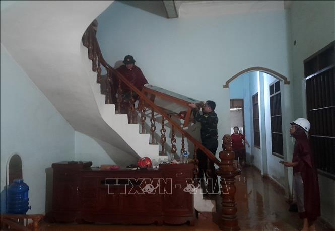 Để hạn chế thiệt hại về tài sản và con người, huyện Kỳ Sơn đã huy động các lược lượng Công an huyện, Ban chỉ huy quân sự huyện Kỳ Sơn tăng cường lực lượng giúp dân di dời tài sản, sơ tán người dân. Ảnh: TTXVN phát
