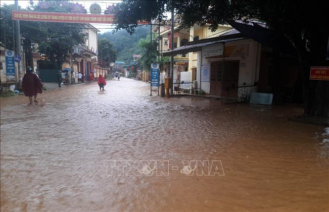 Nhiều nhà dân và các cơ quan đơn vị tại khối 1 thị trấn Mường Xén, huyện Kỳ Sơn, bị chia cắt do nước lũ chảy xiết. Ảnh: TTXVN phát