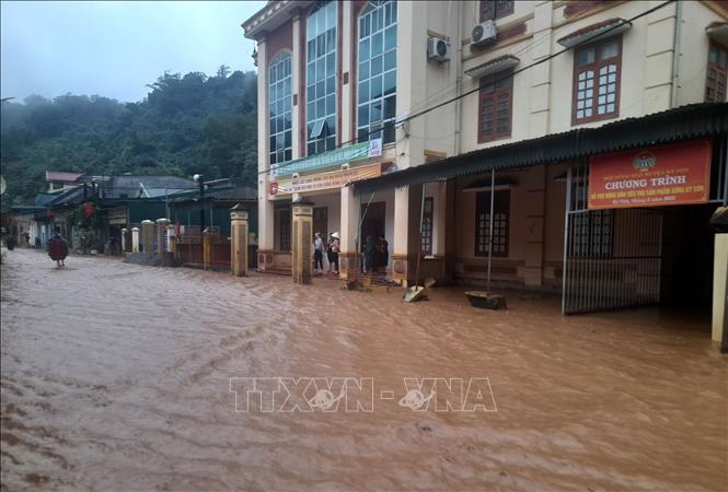 Nhiều nhà dân và các cơ quan đơn vị tại khối 1 thị trấn Mường Xén, huyện Kỳ Sơn (Nghệ An) bị chia cắt do nước lũ chảy xiết. Ảnh: TTXVN phát