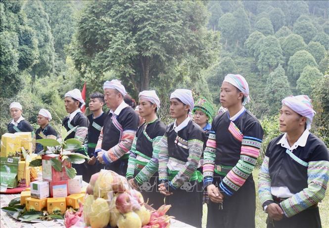 At the ceremony honouring Shan Tuyet tea trees, locals offer their best foods and agriculture products. VNA Photo: Tuấn Anh