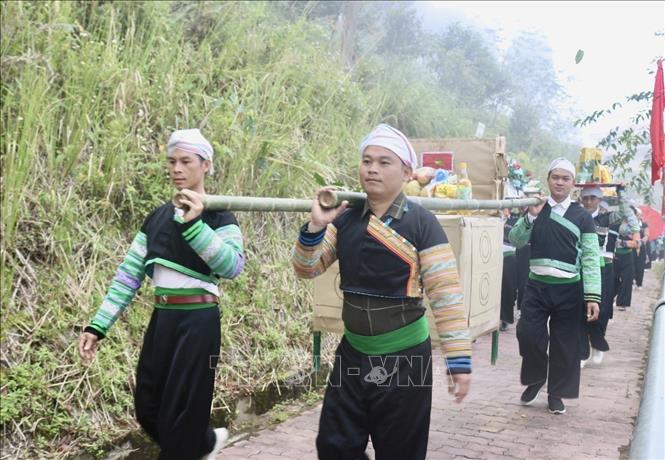 Mong men carry offerings at the Shan Tuyet tea trees festival. VNA Photo: Tuấn Anh