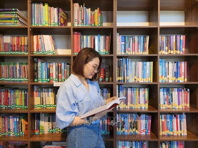 Người dân Nga Sơn đọc sách tại “Không gian đọc Yên