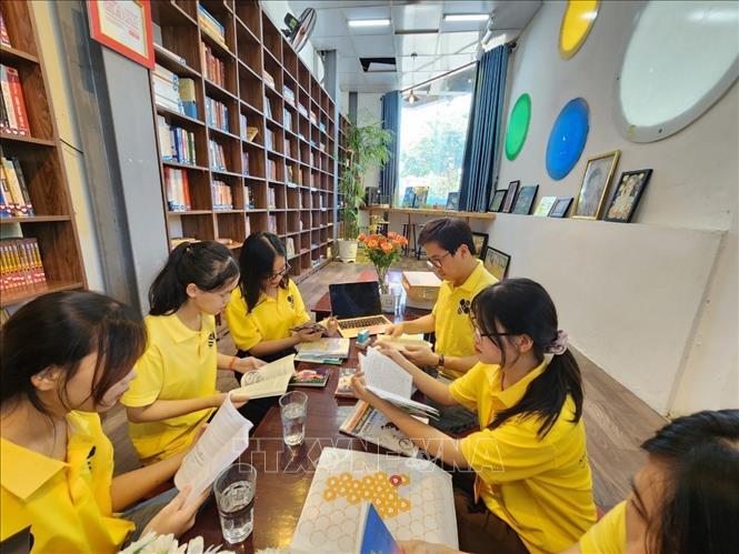 Các bạn trẻ đọc sách tại “Không gian đọc Yên”. Ảnh: TTXVN phát
