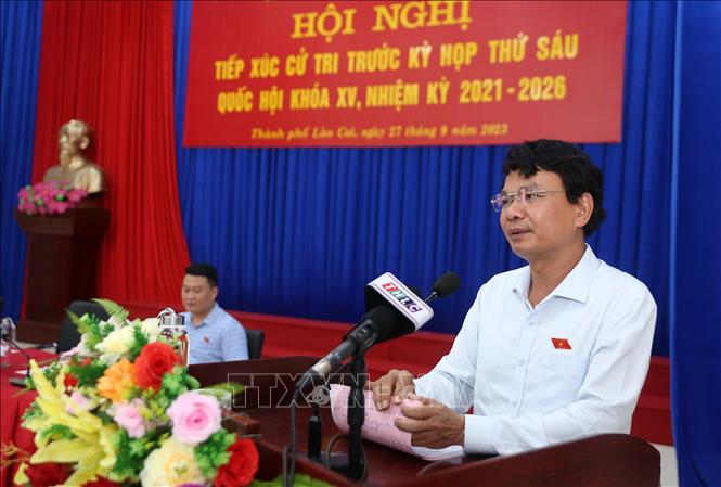 Đồng chí Đặng Xuân Phong, Uỷ viên Trung ương Đảng, Bí thư tỉnh uỷ, Trưởng đoàn Đại biểu Quốc hội tỉnh Lào Cai, trả lời, tiếp thu các ý kiến của cử tri. Ảnh: Quốc Khánh - TTXVN