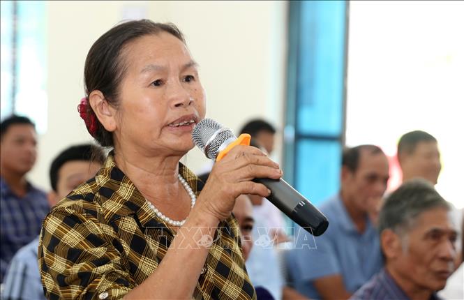 Các cử tri thành phố Lào Cai chất vấn đoàn đại biểu Quốc hội tỉnh. Ảnh: Quốc Khánh - TTXVN