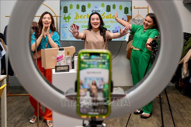 Một phụ nữ  livestream bán hàng trên ứng dụng TikTok ở Jakarta, Indonesia. Ảnh: AFP/TTXVN