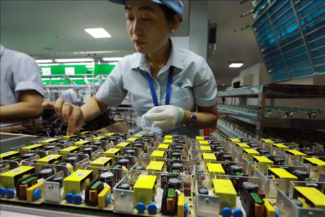 Lắp ráp linh kiện điện tử dùng cho ngành máy in tại Công ty TNHH công nghệ điện tử Chee Yuen Việt Nam, vốn đầu tư của Đài Loan (Trung Quốc) ở khu công nghiệp An Dương, huyện An Dương. Ảnh: Vũ Sinh - TTXVN