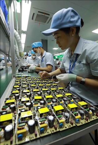 Lắp ráp linh kiện điện tử dùng cho ngành máy in tại Công ty TNHH công nghệ điện tử Chee Yuen Việt Nam, vốn đầu tư của Đài Loan (Trung Quốc) ở khu công nghiệp An Dương, huyện An Dương. Ảnh: Vũ Sinh - TTXVN