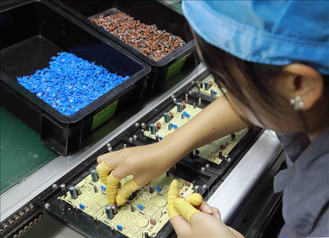 Lắp ráp linh kiện điện tử dùng cho ngành máy in tại Công ty TNHH công nghệ điện tử Chee Yuen Việt Nam, vốn đầu tư của Đài Loan (Trung Quốc) ở khu công nghiệp An Dương, huyện An Dương. Ảnh: Vũ Sinh - TTXVN