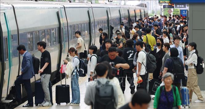 Người dân lên tàu tại nhà ga ở Seoul, Hàn Quốc, ngày 27/9, để trở  về quê nhà đón Tết Trung Thu (Chuseok). Ảnh:  YONHAP/TTXVN