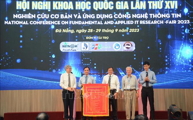Trao cờ đăng cai tổ chức FAIR XVII năm 2024 cho Học viện Công nghệ Bưu chính Viễn thông. Ảnh: Văn Dũng - TTXVN