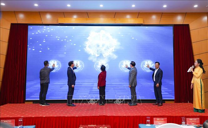 Đại biểu thực hiện nghi thức ra mắt chương trình truyền hình “Khuyến học - Hành trình tri thức”. Ảnh: Thanh Tùng - TTXVN