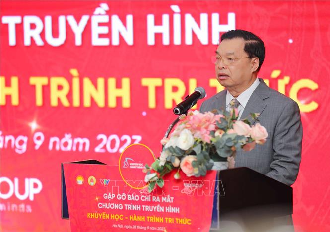 Phó Chủ tịch kiêm Tổng thư ký Hội Khuyến học Việt Nam Lê Mạnh Hùng giới thiệu về chương trình truyền hình “Khuyến học - Hành trình tri thức”. Ảnh: Thanh Tùng - TTXVN