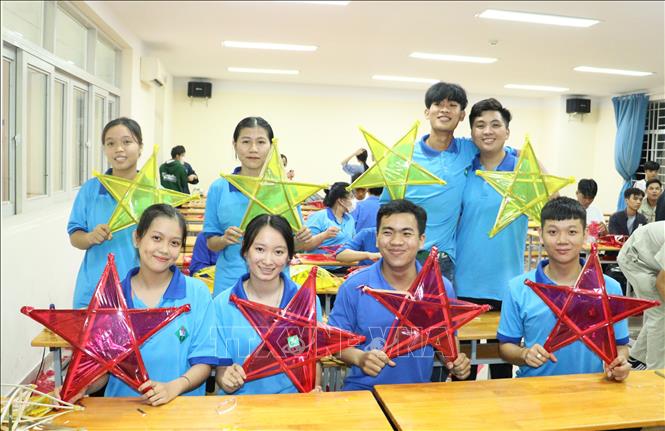 Sinh viên Trường Đại học Sư phạm Kỹ thuật Vĩnh Long làm lồng đèn ngôi sao truyền thống tặng thiếu nhi. Ảnh: Lê Thúy Hằng - TTXVN
