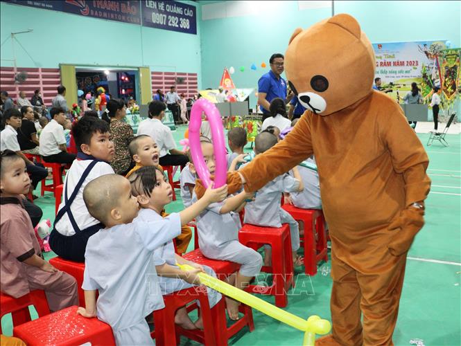 Các em nhỏ thích thú chơi đùa cùng chú gấu trong Đêm hội trăng rằm. Ảnh: Lê Thúy Hằng - TTXVN