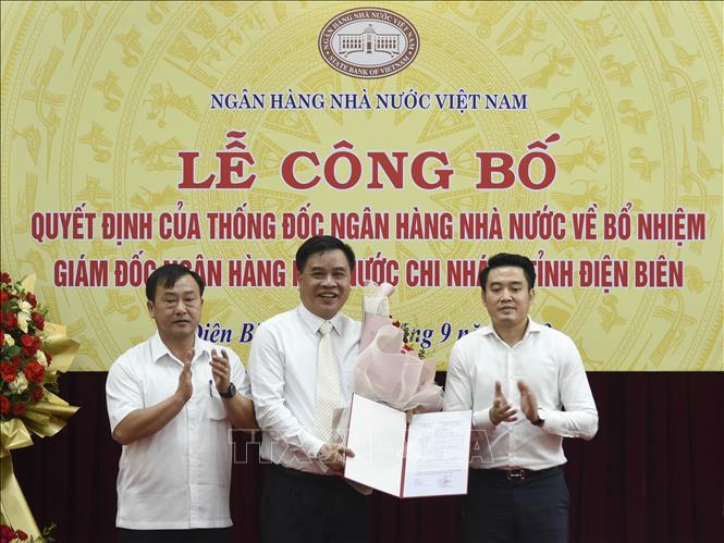 Đại diện Ngân hàng Nhà nước Việt Nam và lãnh đạo tỉnh Điện Biên trao Quyết định bổ nhiệm chức vụ Giám đốc Ngân hàng Nhà nước chi nhánh tỉnh Điện Biên cho ông Nguyễn Quốc Tùng. Ảnh: Xuân Tư – TTXVN