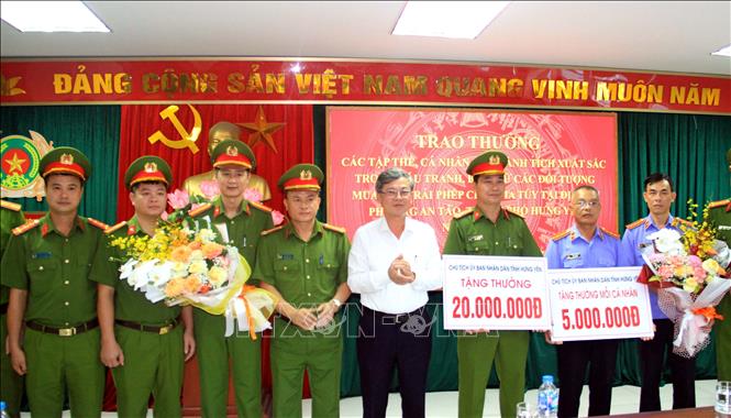 Phó Chủ tịch UBND tỉnh Hưng Yên Nguyễn Duy Hưng khen thưởng các lực lượng Công an tỉnh. Ảnh: Mai Ngoan-TTXVN