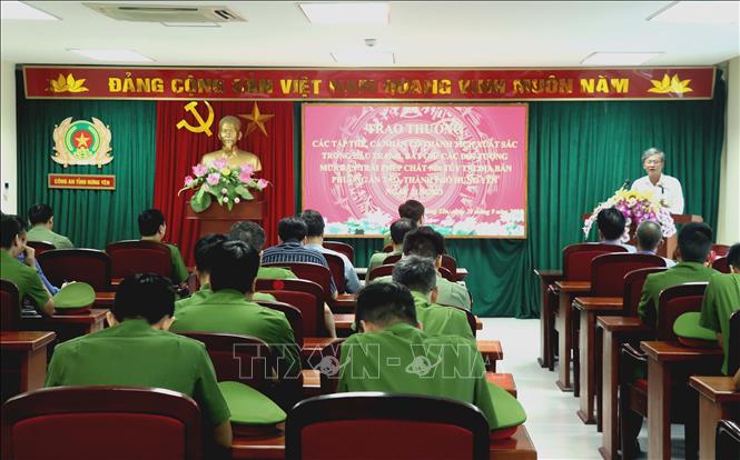 Quang cảnh buổi khen thưởng lực lượng Công an tỉnh Hưng Yên có thành tích xuất sắc trong đấu tranh, phòng chống ma túy. Ảnh: Mai Ngoan-TTXVN