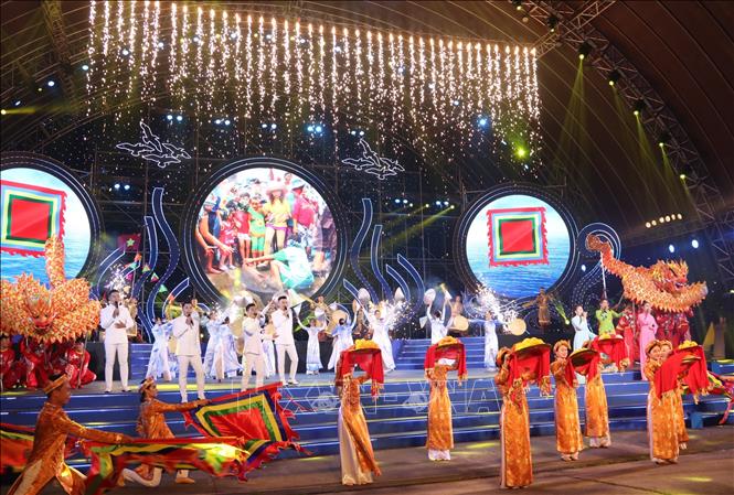 Chương trình văn nghệ mở màn lễ hội. Ảnh: Thu Hương - TTXVN