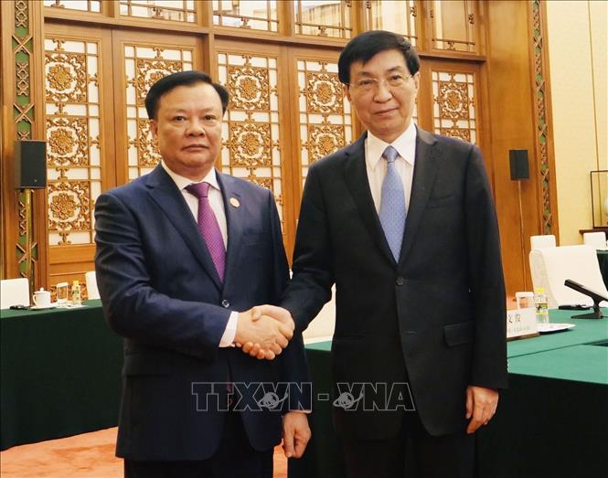 Dinh Tien Dung, Politburo member and Secretary of the Hanoi Party Committee meets Wang Huning, a member of the Politburo Standing Committee and Chairman of the National Committee of the Chinese People’s Political Consultative Conference. VNA Photo: Mạnh Cường