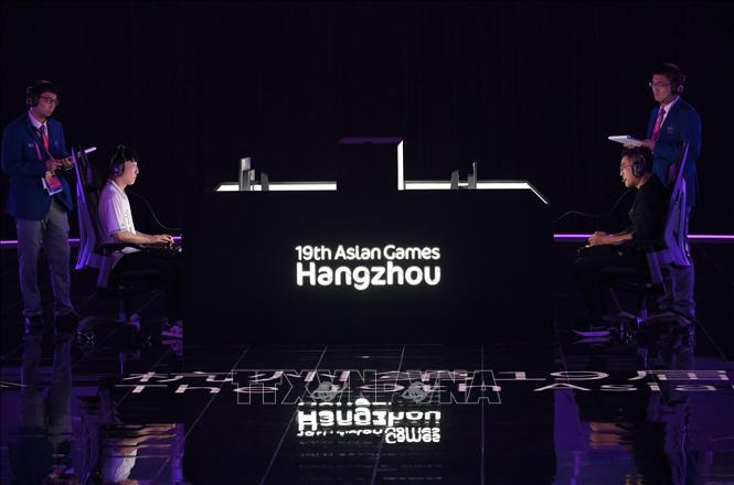 Kim Gwanwoo (trái) của Hàn Quốc và Hsiang Yu-Lin của Đài Loan (Trung Quốc) tranh tài nội dung Street Fighter V của môn thể thao điện tử tại ASIAD 2023 ở Hàng Châu, Trung Quốc ngày 28/9/2023. Ảnh: THX/TTXVN