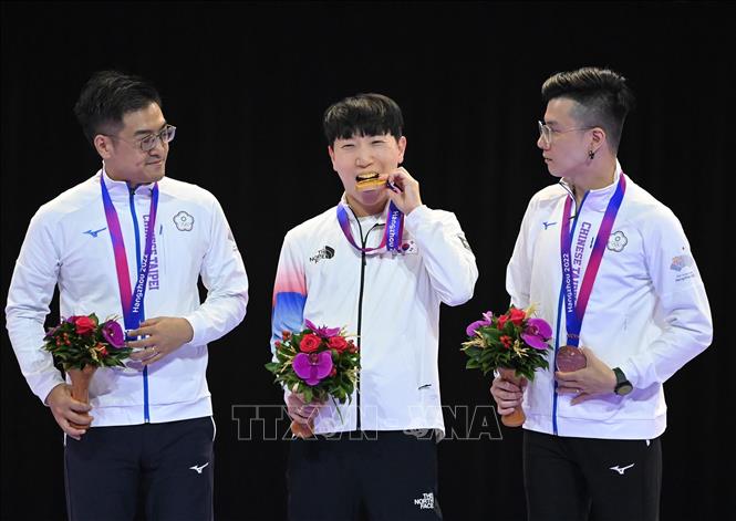 Kim Gwanwoo (giữa) của Hàn Quốc giành HCV nội dung Street Fighter V của môn thể thao điện tử tại ASIAD 2023 ở Hàng Châu, Trung Quốc ngày 28/9/2023. Ảnh: THX/TTXVN