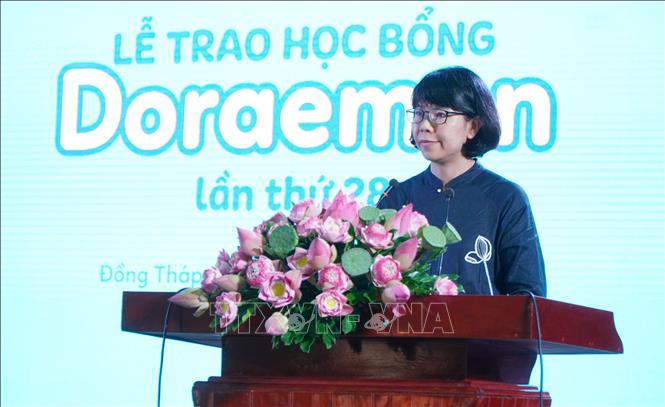 Bà Vũ Thị Quỳnh Liên, Phó Giám đốc Nhà Xuất bản Kim Đồng, Giám đốc Quỹ Doraemon, phát biểu tại buổi trao học bổng. Ảnh: Nhựt An - TTXVN