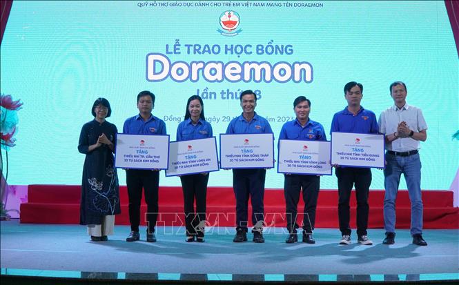 Nhà Xuất bản Kim Đồng trao bảng tượng trưng tặng tủ sách Kim Đồng cho thiếu nhi các tỉnh Đồng Tháp, Tiền Giang, Long An, Vĩnh Long và thành phố Cần Thơ. Ảnh: Nhựt An - TTXVN