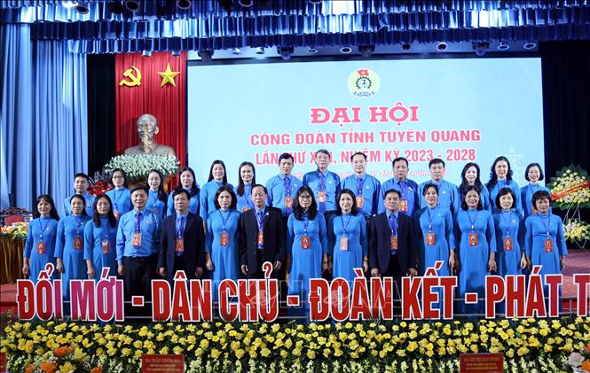 Ra mắt Ban Chấp hành Liên đoàn Lao động tỉnh Tuyên Quang khóa XVII, nhiệm kỳ 2023-2028, gồm 28 đồng chí. Ảnh: Quang Cường – TTXVN.