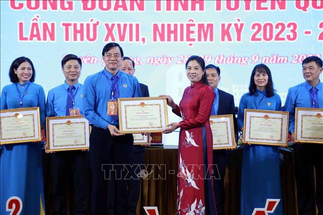 Lãnh đạo tỉnh Tuyên Quang tặng Bằng khen của Chủ tịch UBND tỉnh cho các tập thể, cá nhân có thành tích xuất sắc trong phong trào thi đua yêu nước và xây dựng tổ chức Công đoàn vững mạnh, giai đoạn 2018-2023. Ảnh: Quang Cường – TTXVN.