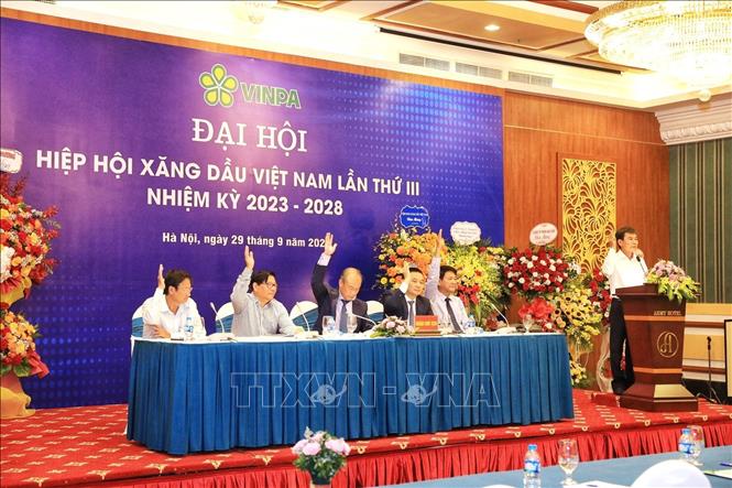 Các đại biểu giơ tay biểu quyết tại đại hội. Ảnh: Tuấn Anh - TTXVN