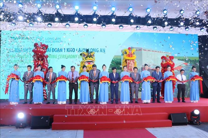 Các đại biểu thực hiện nghi thức khánh thành kho lạnh Long An. Ảnh: Bùi Giang - TTXVN