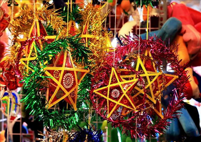 Lồng đèn ông sao được bán tại Phố lồng đèn Lương Nhữ Học. Ảnh: Hồng Đạt - TTXVN

