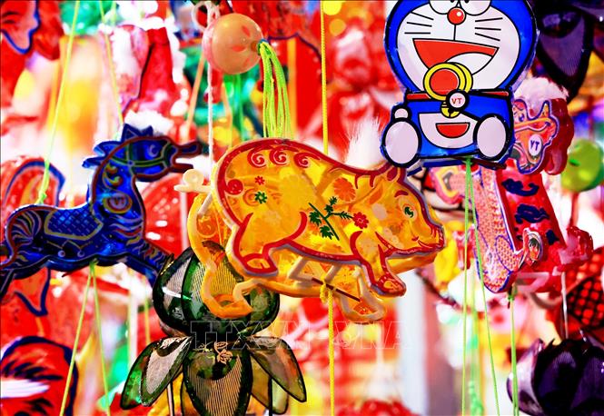 Các loại lồng đèn hình dáng các con vật, nhân vật hoạt hình được bày bán tại Phố lồng đèn Lương Nhữ Học. Ảnh: Hồng Đạt - TTXVN
