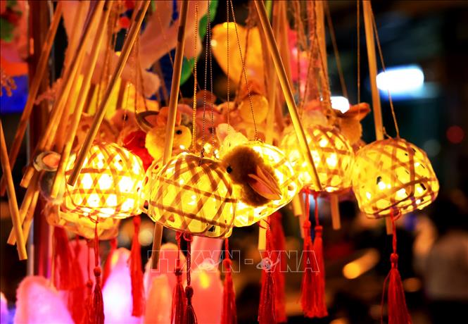 Lồng đèn hình con thỏ được bán nhiều ở Phố lồng đèn Lương Nhữ Học. Ảnh: Hồng Đạt - TTXVN
